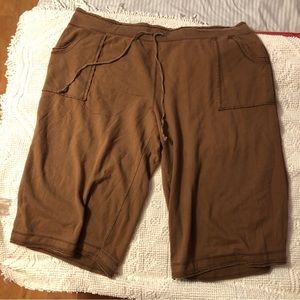 Woman’s 3X cotton cargo shorts. Brown. Fit like 3X